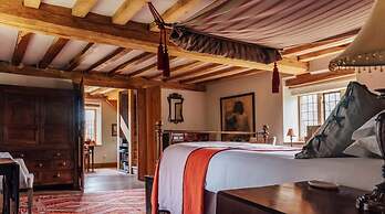 Lavish Tudor Hall Gardens - Sleeps 14