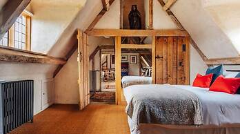 Lavish Tudor Hall Gardens - Sleeps 14