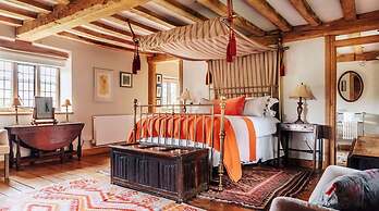 Lavish Tudor Hall Gardens - Sleeps 14