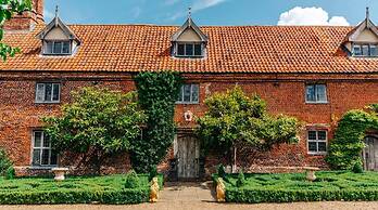 Lavish Tudor Hall Gardens - Sleeps 14