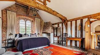 Lavish Tudor Hall Gardens - Sleeps 14