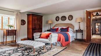 Lavish Tudor Hall Gardens - Sleeps 14