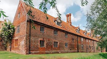 Lavish Tudor Hall Gardens - Sleeps 14