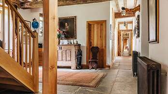 Lavish Tudor Hall Gardens - Sleeps 14