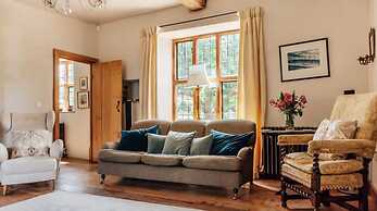 Lavish Tudor Hall Gardens - Sleeps 14