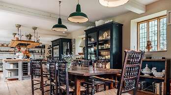 Lavish Tudor Hall Gardens - Sleeps 14