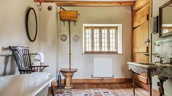 Lavish Tudor Hall Gardens - Sleeps 14