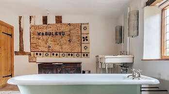 Lavish Tudor Hall Gardens - Sleeps 14