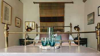 Lavish Tudor Hall Gardens - Sleeps 14