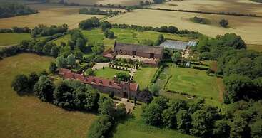 Lavish Tudor Hall Gardens - Sleeps 14