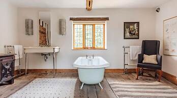 Lavish Tudor Hall Gardens - Sleeps 14