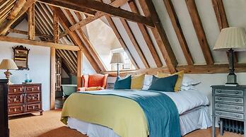 Lavish Tudor Hall Gardens - Sleeps 14