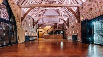 Lavish Tudor Hall Gardens - Sleeps 14