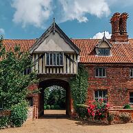 Lavish Tudor Hall Gardens - Sleeps 14