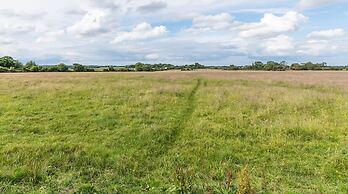 Lavish Tudor Hall Gardens - Sleeps 14