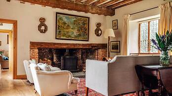 Lavish Tudor Hall Gardens - Sleeps 14