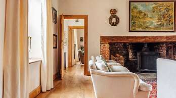 Lavish Tudor Hall Gardens - Sleeps 14