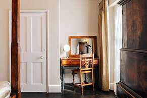 Central Townhouse With Garden Free Parking