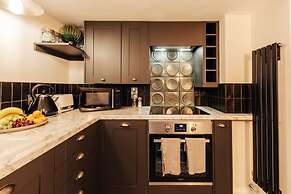 Central Townhouse With Garden Free Parking