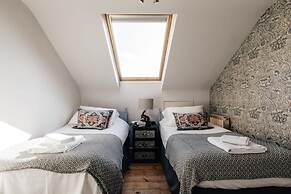 Central Townhouse With Garden Free Parking