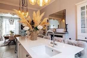 Central Townhouse With Garden Free Parking