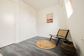 Stylish 2 Bedroom Apartment - Shepherd s Bush