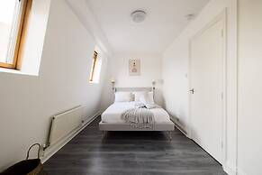 Stylish 2 Bedroom Apartment - Shepherd s Bush