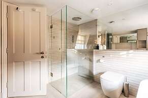 Modern Stylish Central Bath Apartment