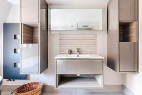 Modern Stylish Central Bath Apartment