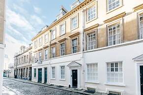 Modern Stylish Central Bath Apartment