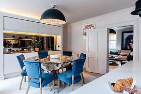 Modern Stylish Central Bath Apartment