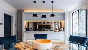 Modern Stylish Central Bath Apartment