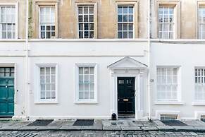 Modern Stylish Central Bath Apartment