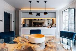 Modern Stylish Central Bath Apartment