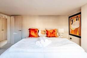 Modern Stylish Central Bath Apartment