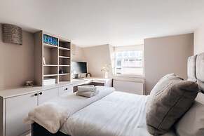 Modern Stylish Central Bath Apartment