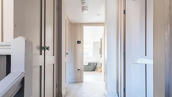 Modern Stylish Central Bath Apartment