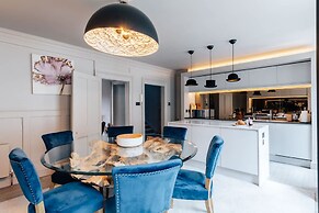 Modern Stylish Central Bath Apartment
