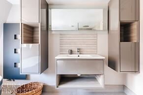Modern Stylish Central Bath Apartment