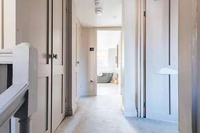 Modern Stylish Central Bath Apartment