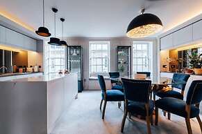 Modern Stylish Central Bath Apartment