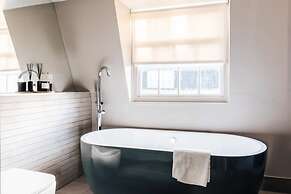 Modern Stylish Central Bath Apartment