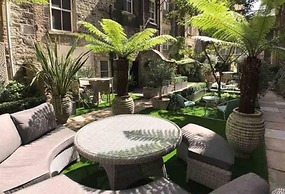 Modern Stylish Central Bath Apartment