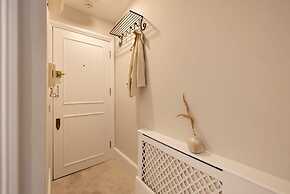 Chic Sunlit Earls Court Flat