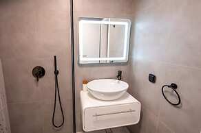 Design 1bdr Apartment Near City Center