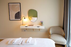 Design 1bdr Apartment Near City Center