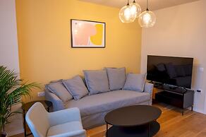 Design 1bdr Apartment Near City Center