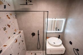 Design 1bdr Apartment Near City Center