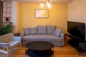 Design 1bdr Apartment Near City Center