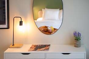 Design 1bdr Apartment Near City Center